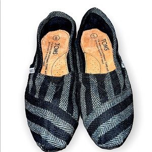 TOMS ALPARGATA BLACK/GRAY STRIPES SLIP-ON FLATS (6W)
